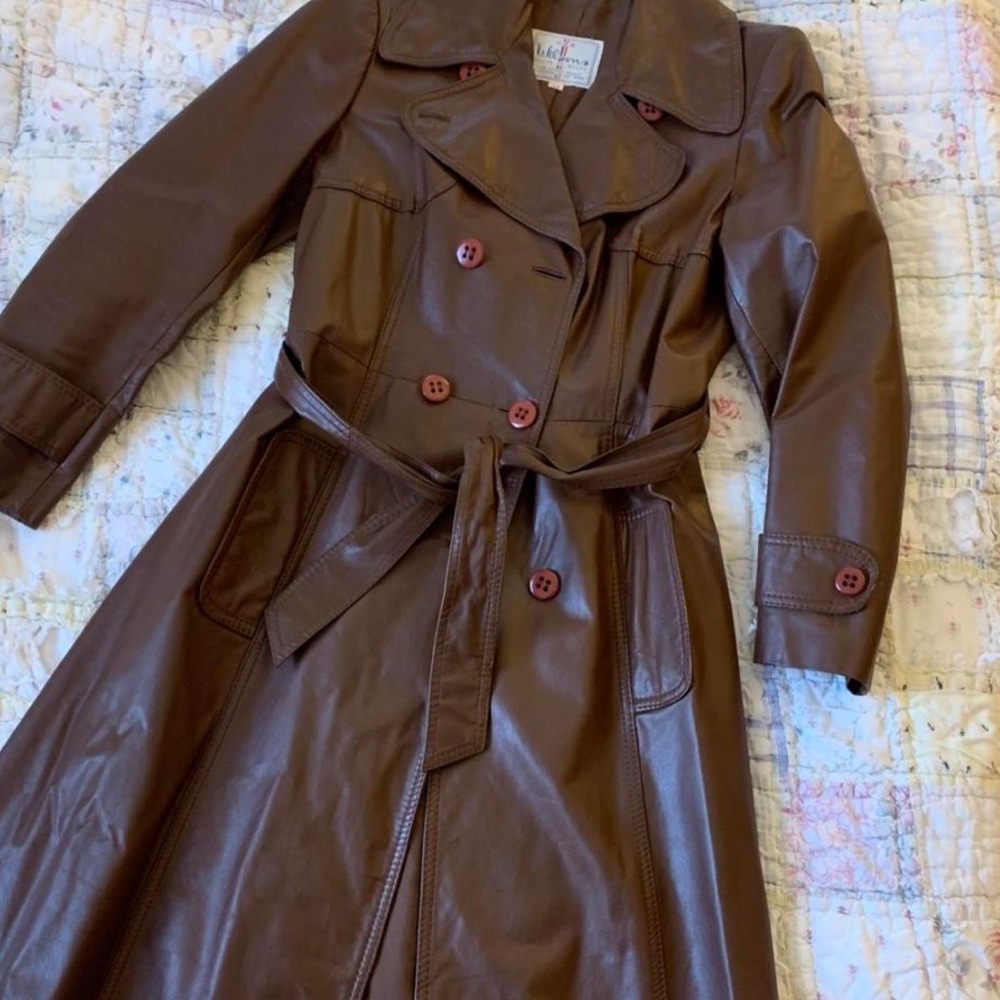 vintage Wilson’s leather coat! In amazing condition from the 70s! fits a medium